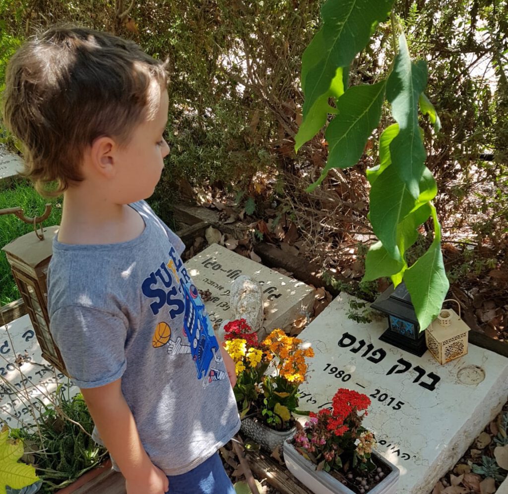 איתן בקבר של אבא